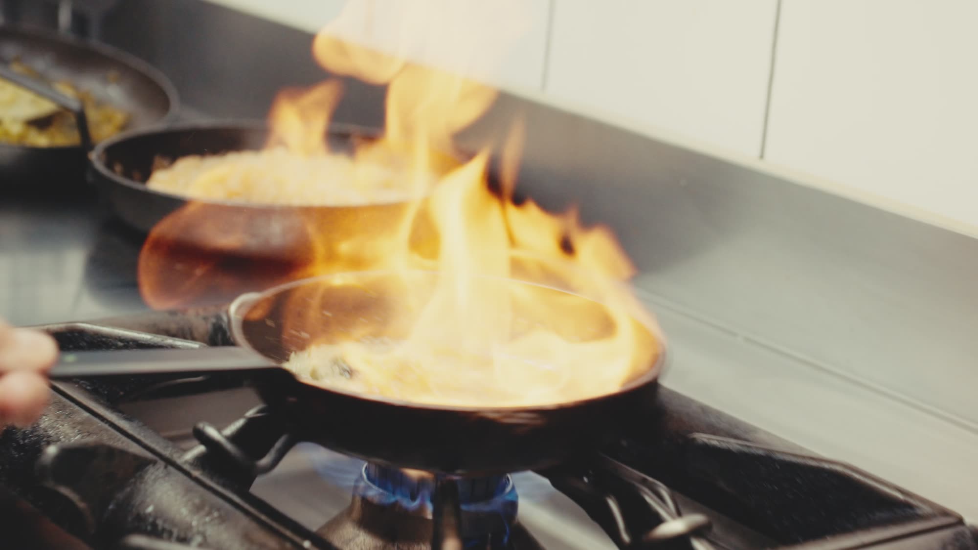 Poêle flambée en cuisine