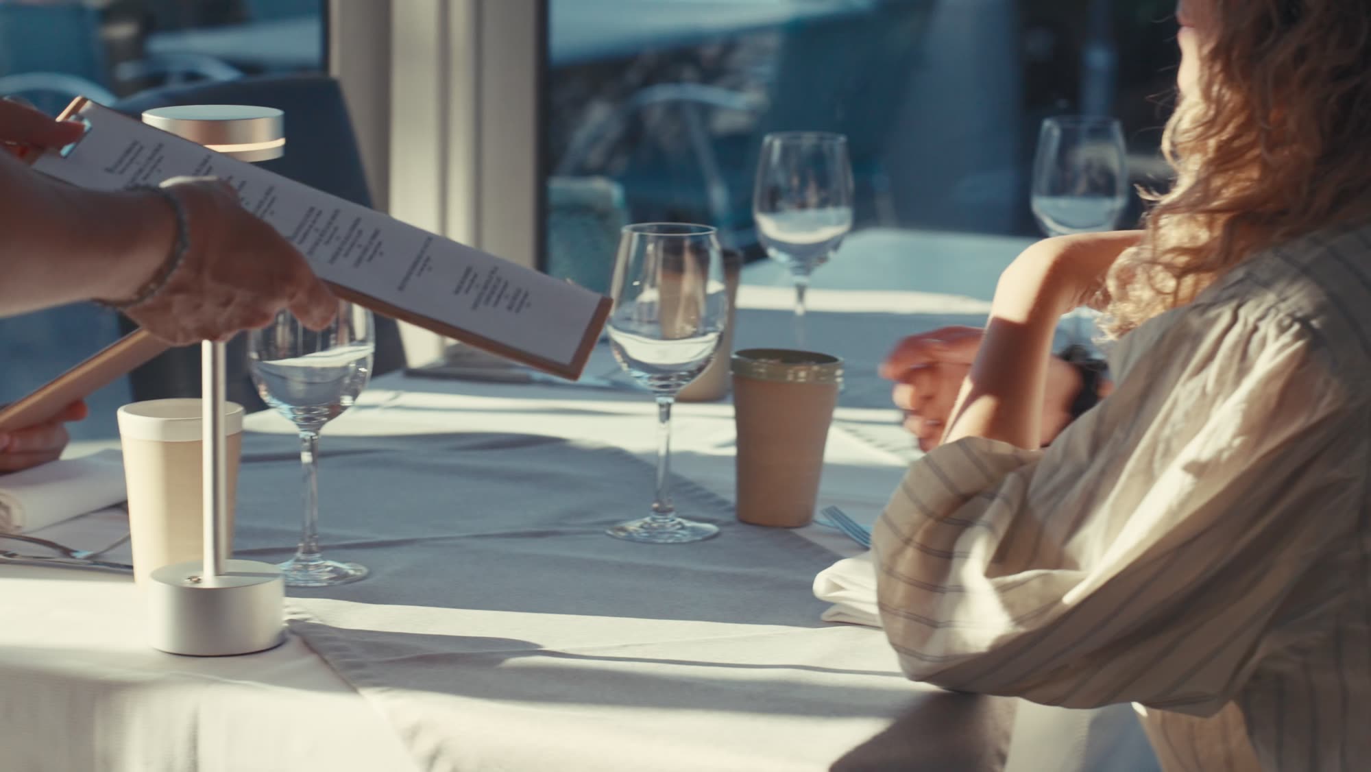 Service en salle, une cliente consulte la carte